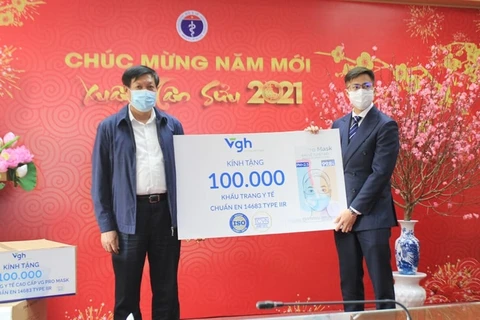 Lãnh đạo Bộ Y tế tiếp nhận 100.000 khẩu trang y tế cao cấp. (Ảnh: PV/Vietnam+)
