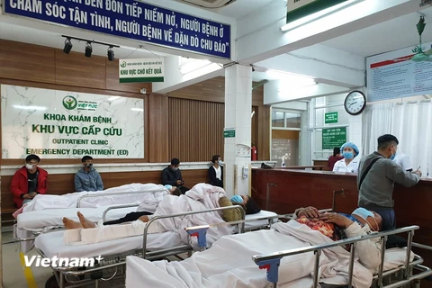 Bộ trưởng Y tế kiểm tra công tác trực cấp cứu tại các bệnh viện