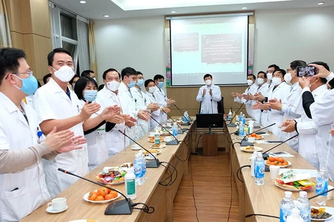 Các y bác sỹ Bệnh viện Bệnh Nhiệt đới Trung ương đón Giao thừa cùng với đoàn công tác của Bộ Y tế. (Ảnh: PV/Vietnam+)