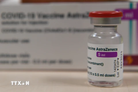 Vắcxin phòng COVID-19 do hãng dược phẩm AstraZeneca và Đại học Oxford phối hợp bào chế. (Ảnh: AFP/TTXVN)