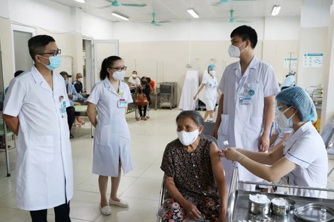 Tiêm vaccine phòng COVID-19 cho bệnh nhân chạy thận nhân tạo. (Ảnh: PV/Vietnam+)
