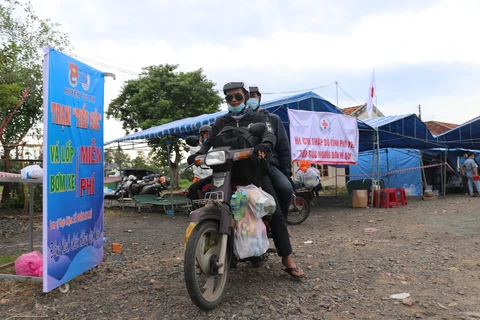 Những ngày qua, dòng người từ các tỉnh phía Nam vẫn tiếp tục di chuyển bằng xe máy qua nhiều địa phương để về quê nhà. (Ảnh: Phạm Cường/TTXVN)