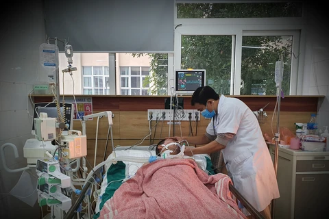 Bác sỹ thăm khám cho bệnh nhân ngộ độc rượu đang điều trị tại Trung tâm Chống độc. (Ảnh: PV/Vietnam+)