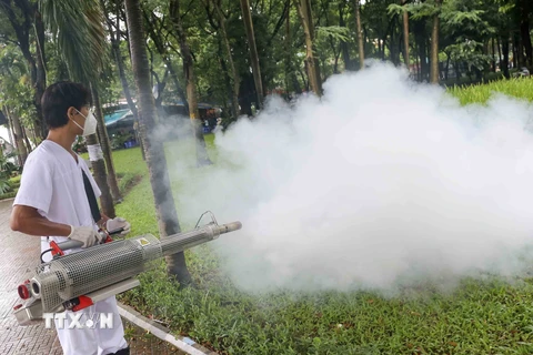 Nhân viên y tế quận Hai Bà Trưng phun hóa chất diệt muỗi. (Ảnh: Tuấn Đức/TTXVN)