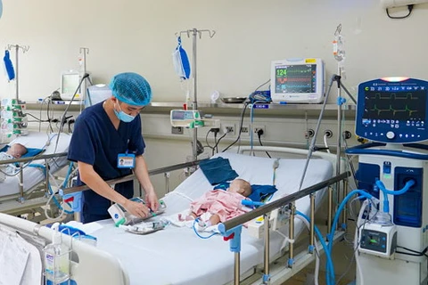 Điều trị cho trường hợp mắc Adeno tại Bệnh viện Nhi Trung ương. (Ảnh: PV/Vietnam+)
