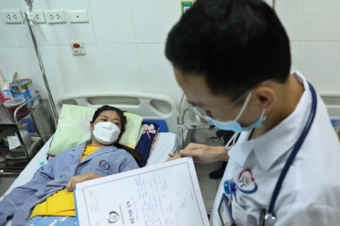 Bác sỹ thăm khám cho bệnh nhân sốt xuất huyết đang điều trị tại Bệnh viện đa khoa Đống Đa, Hà Nội. (Ảnh: Minh Quyết/TTXVN)