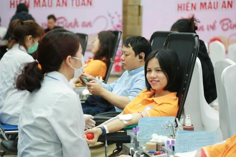 Chương trình hiến máu tình nguyện “Blouse trắng-trái tim hồng” đã nhận được sự hưởng ứng rất tích cực của đông đảo cán bộ y tế. (Ảnh: PV/Vietnam+)