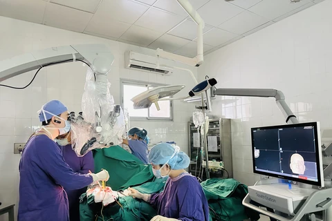Các bác sỹ thực hiện một ca phẫu thuật thần kinh tại Bệnh viện Hữu nghị Việt Đức. (Ảnh: Thùy Giang/Vietnam+)