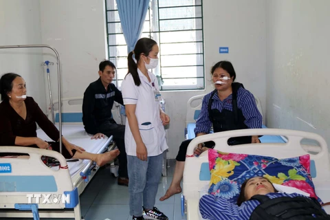 Các nạn nhân bị thương được điều trị tại Trung tâm Y tế huyện Chi Lăng, tỉnh Lạng Sơn. (Ảnh: Văn Đạt/TTXVN)