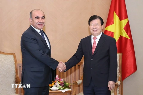 Phó Thủ tướng Trịnh Đình Dũng tiếp Phó Thủ tướng Uzbekistan Mirzaev Zoyir. (Ảnh: Phương Hoa/TTXVN)