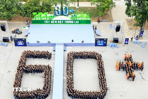Màn xếp chữ của sinh viên các trường đại học trên địa bàn Hà Nội tại Lễ phát động Chiến dịch Giờ Trái đất năm 2017. (Ảnh: Ngọc Hà/TTXVN)