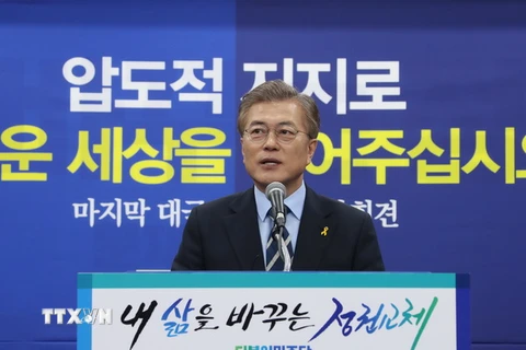 Ứng cử viên Moon Jae-In tại cuộc họp báo ở Seoul. (Nguồn: EPA/TTXVN)