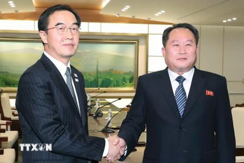 Trưởng đoàn đàm phán Hàn Quốc Cho Myoung Gyon (trái) và Trưởng đoàn đàm phán Triều Tiên Ri Son Gwon tại cuộc đàm phán liên Triều ở làng đình chiến Panmunjeom ngày 9/1. (Nguồn: Kyodo/TTXVN)