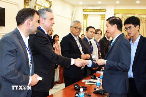 Phó Chủ tịch Ủy ban nhân dân Thành phố Hồ Chí Minh Trần Vĩnh Tuyến trao đổi với các doanh nghiệp Pháp. (Ảnh: Xuân Khu/TTXVN)
