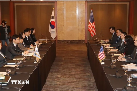 Phái đoàn Hàn Quốc (trái) và Mỹ tại vòng 2 đàm phán FTA ở Seoul, Hàn Quốc ngày 31/1. (Nguồn: Yonhap/TTXVN)