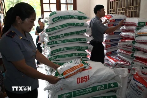 Thanh tra ngành Thú y kiểm tra cửa hàng kinh doanh thuốc thú y và thức ăn chăn nuôi tại thành phố Thái Bình. (Ảnh: Vũ Sinh/TTXVN)