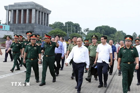 Thủ tướng Nguyễn Xuân Phúc đi kiểm tra công tác bảo dưỡng, tu bổ định kỳ Lăng Chủ tịch Hồ Chí Minh. (Ảnh: Thống Nhất/TTXVN)
