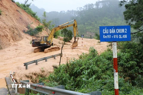 Mưa lớn kéo dài trong nhiều ngày đã khiến huyện Tumơrông, tỉnh Kon Tum bị sạt lở nghiêm trọng. (Ảnh: Cao Nguyên/TTXVN)