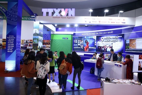 Đại biểu, khách đến thăm gian trưng bày các ấn phẩm của TTXVN tại Hội báo toàn quốc 2019. (Ảnh: Minh Quyết/TTXVN)