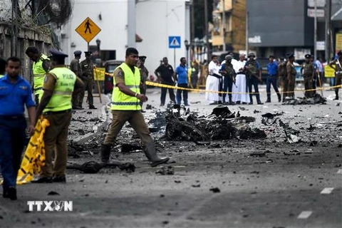 Lực lượng chức năng điều tra tại hiện trường vụ nổ ở Colombo, Sri Lanka ngày 22/4. (Nguồn: AFP/TTXVN)