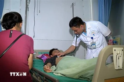 Bệnh nhân Đoàn Đình Luận đang được cấp cứu tại Bệnh viện đa khoa tỉnh Tuyên Quang. (Ảnh: TTXVN/phát)