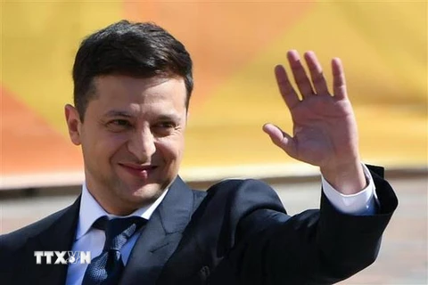 Ông Volodymyr Zelensky vẫy chào những người ủng hộ khi tới lễ tuyên thệ nhậm chức Tổng thống Ukraine ở Kiev ngày 20/5. (Nguồn: AFP/TTXVN)