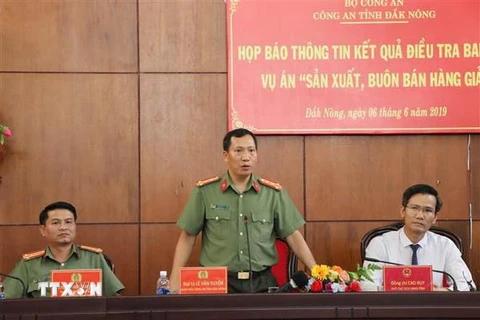 Lãnh đạo Công an tỉnh Đắk Nông trả lời câu hỏi của phóng viên báo chí. (Ảnh: Ngọc Minh/TTXVN)