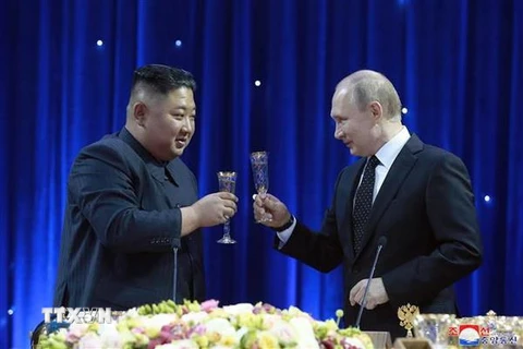 Nhà lãnh đạo Triều Tiên Kim Jong-un (trái) và Tổng thống Nga Vladimir Putin trong bữa tiệc tối sau Hội nghị thượng đỉnh Nga-Triều tại Vladivostok (Nga). (Ảnh: Yonhap/TTXVN)