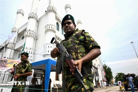 Binh sỹ Sri Lanka gác bên ngoài một nhà thờ Hồi giáo ở Colombo. (Ảnh: AFP/TTXVN)