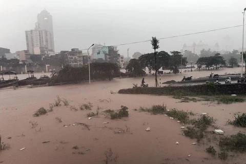 Do mưa lớn, nước lũ trên sông Ka Long đang dâng cao. (Nguồn: baoquangninh.com.vn)