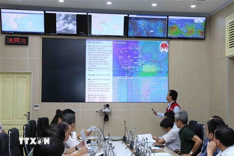 Trực ban của Ban Chỉ đạo Trung ương về phòng chống thiên tai báo cáo tình hình về bão số 3. (Ảnh: Vũ Sinh/TTXVN)