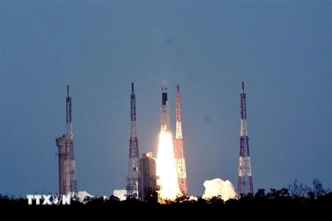 Tên lửa đẩy GSLV-Mk-III mang theo tàu thăm dò Mặt Trăng Chandrayaan-2 rời bệ phóng ở trung tâm vũ trụ Satish Dhawan tại Sriharikota, Ấn Độ. (Ảnh: THX/TTXVN)
