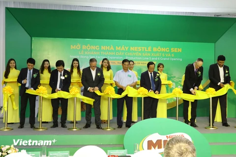 Các đại biểu cắt băng khánh thành giai đoạn 2 dự án mở rộng Nhà máy Nestlé Bông Sen. (Ảnh: Mai Ngoan/Vietnam+)