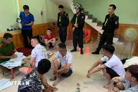Lực lượng công an Quảng Bình khám xét một tụ điểm cho vay lãi nặng tại thành phố Đồng Hới, tỉnh Quảng Bình. (Ảnh: Trần Tuấn/TTXVN phát)