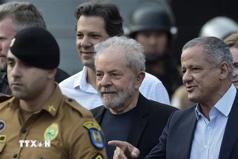 Cựu Tổng thống Brazil Luiz Inacio Lula da Silva (giữa) rời trụ sở cơ quan cảnh sát liên bang ở Curitiba, bang Parana sau khi được trả tự do. (Ảnh: AFP/TTXVN)