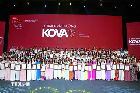 140 sinh viên có hoàn cảnh khó khăn nhưng luôn nỗ lực vươn lên được nhận thưởng tại Lễ trao Giải thưởng KOVA lần thứ 17. (Ảnh: Đinh Hằng/TTXVN)
