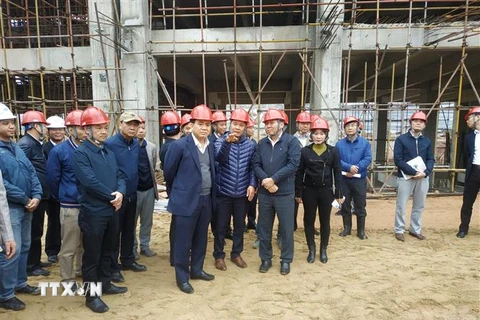Chủ tịch UBND Thành phố Hà Nội Nguyễn Đức Chung, kiểm tra tiến độ xây dựng nhà máy đốt rác phát điện tại Sóc Sơn. (Ảnh: Mạnh Khánh/TTXVN)