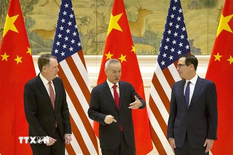 Đại diện Thương mại Mỹ Robert Lighthizer, Phó Thủ tướng Trung Quốc Lưu Hạc và Bộ trưởng Tài chính Mỹ Steven Mnuchin trước vòng đàm phán thương mại ở Bắc Kinh ngày 14/2. (Ảnh: AFP/TTXVN)