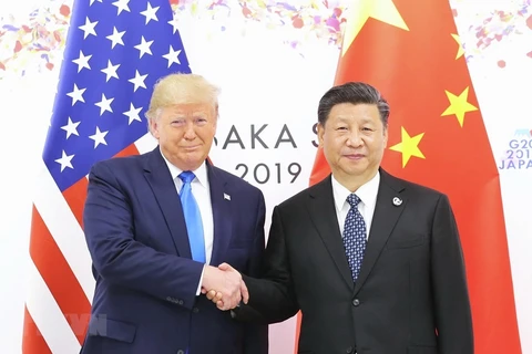 Tổng thống Mỹ Donald Trump (trái) trong cuộc gặp Chủ tịch Trung Quốc Tập Cận Bình tại Osaka, Nhật Bản ngày 29/6. (Ảnh: THX/TTXVN)