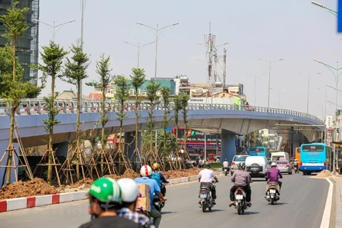 Dự án cầu vượt An Dương-Thanh Niên với mức đầu tư hơn 300 tỷ đồng ở Hà Nội đang hoàn tất công đoạn cuối chuẩn bị khánh thành sau một năm thi công. (Ảnh: Minh Sơn/Vietnam+)