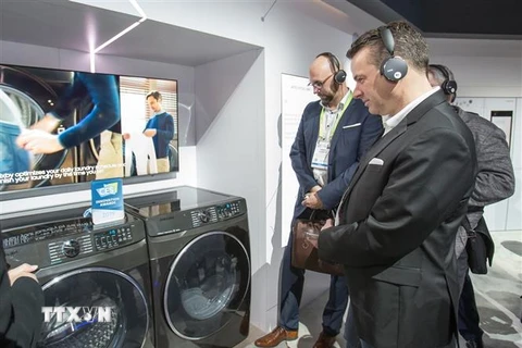 Máy sấy quần áo của Samsung được trưng bày tại CES 2019 ở Las Vegas, Mỹ. (Ảnh: Yonhap/TTXVN)