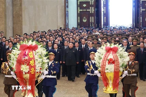 Nhà lãnh đạo Triều Tiên Kim Jong-un (giữa) viếng Cung Thái Dương nhân lễ kỷ niệm 25 năm ngày mất của lãnh tụ Kim Nhật Thành. (Ảnh: AFP/TTXVN)