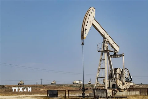 Một cơ sở khai thác dầu tại Qamishli, Syria. (Ảnh: AFP/TTXVN)