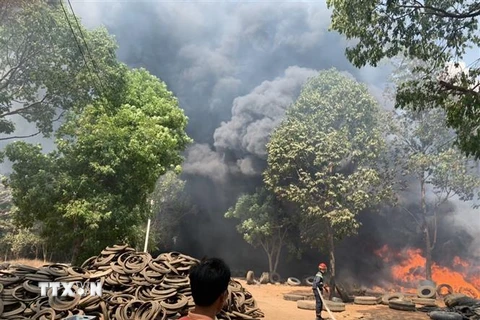 Lực lượng phòng cháy chữa cháy tỉnh Bình Dương đang nỗ lực khống chế không cho cháy lan. (Ảnh: Nguyễn Văn Việt/TTXVN)