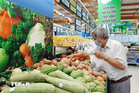 Khách hàng mua rau, củ quả tại một siêu thị ở Thành phố Hồ Chí Minh. (Ảnh: TTXVN phát)