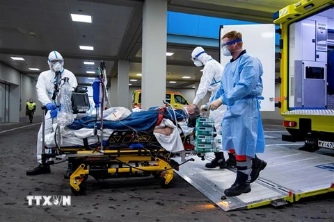 Chuyển bệnh nhân nhiễm COVID-19 tới bệnh viện ở Ulm, Đức. (Ảnh: AFP/TTXVN)