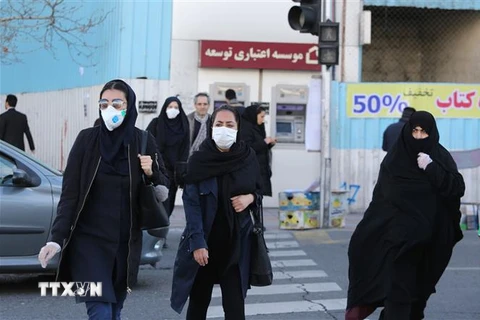Người dân đeo khẩu trang phòng lây nhiễm COVID-19 tại Tehran, Iran. (Ảnh: AFP/TTXVN)
