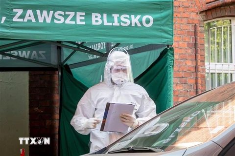 Binh sỹ làm việc tại điểm xét nghiệm COVID-19 ở Bydgoszcz, miền Bắc Ba Lan. (Ảnh: AFP/TTXVN)