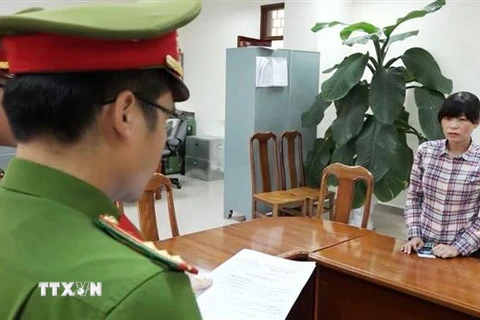 Công an tỉnh Quảng Bình đã tống đạt các quyết định khởi tố vụ án, khởi tố bị can và lệnh cấm đi khỏi nơi cư trú đối với Hoàng Thị Hồng Châu. (Ảnh: Võ Dung/TTXVN)