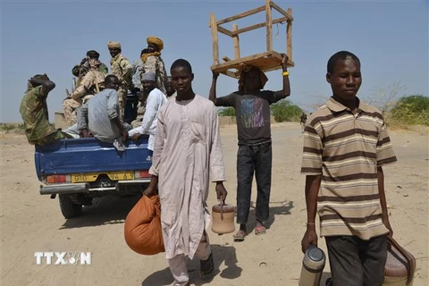 Người dân tại thị trấn Malam Fatori, Nigeria, gần biên giới với Niger và CH Chad. (Ảnh: AFP/TTXVN)